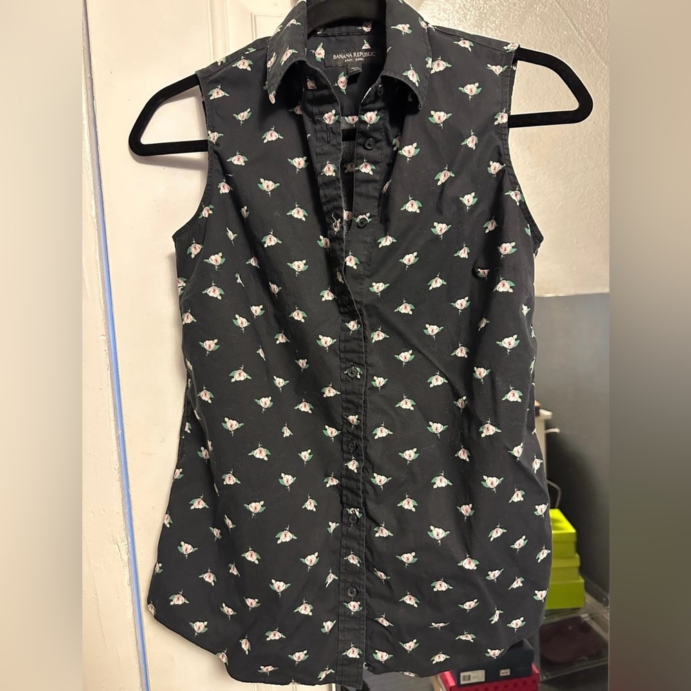 Banana republic short sleeve button down
Size : 2 petite